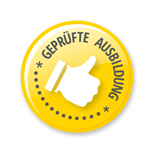 Altenpflegerin versorgt Bewohner eines Altenheimes